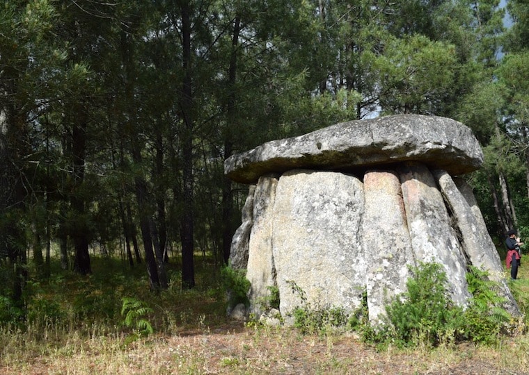 dolmen serra da estrela no verão