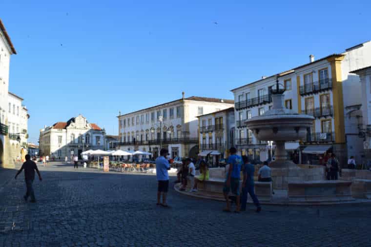 o que fazer em evora praça