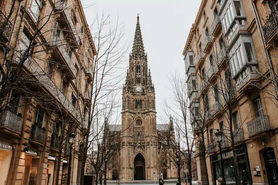 Catedral de San Sebastián entre dois prédios históricos da Parte Vieja de San Sebastián