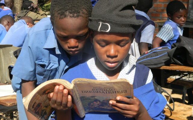 Crianças lêem em língua originária em escola em Harara, Zimbabue