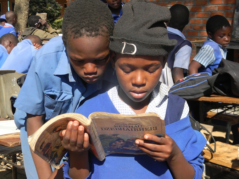 Crianças lêem em língua originária em escola em Harara, Zimbabue