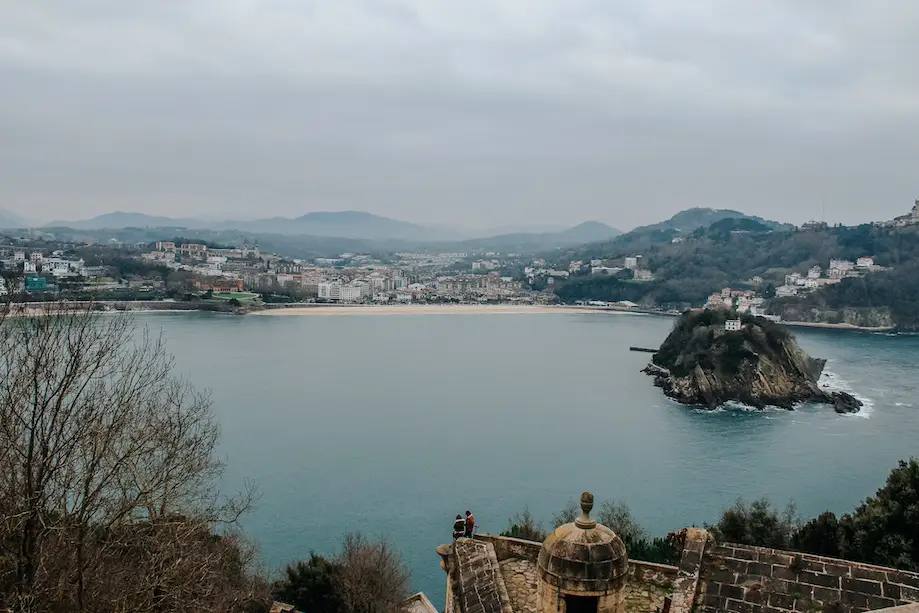 Vista do Monte Igueldo desde o Monte Urgull, em San Sebastián, Espanha