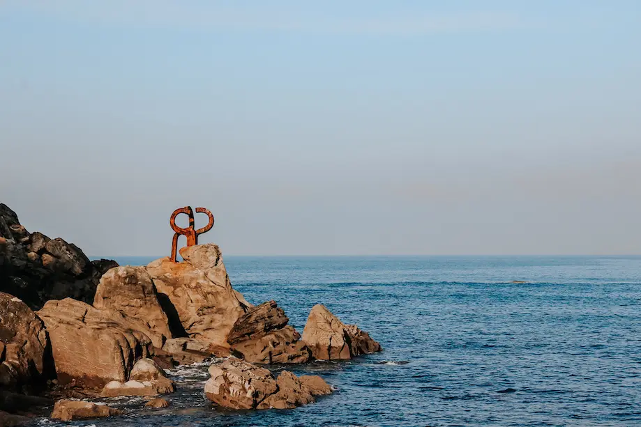 Escultura de ferro sobre uma rocha em frente ao mar, chamada Peine del Viento, uma das atrações de San Sebastián 