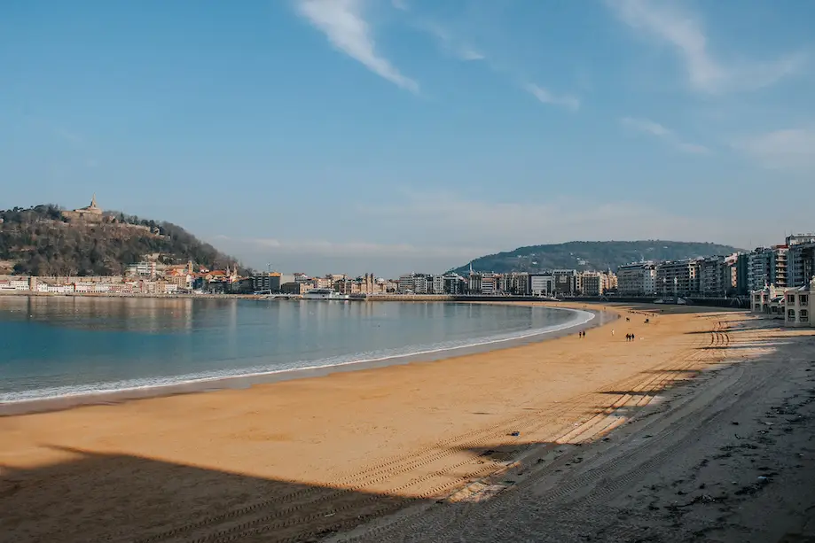 Imagem panoramica da Playa de la Concha, em San Sebastián