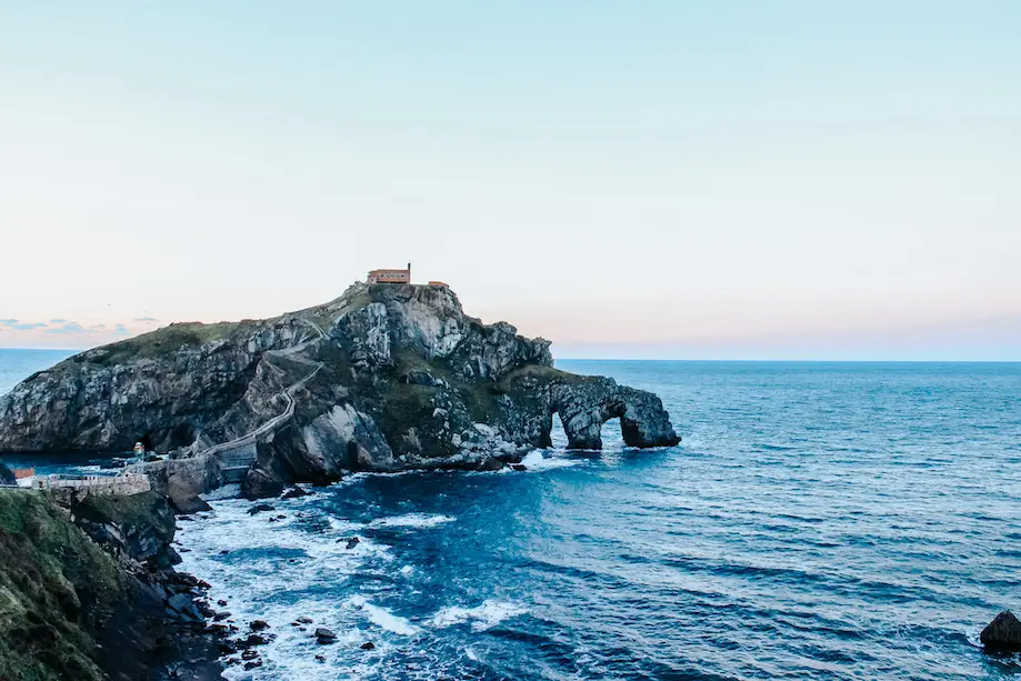 Vista de San Juan de Gaztelugatxe, uma igreja erguida sobre uma rocha, no meio do mar, ligada ao continente por uma estrada de pedra