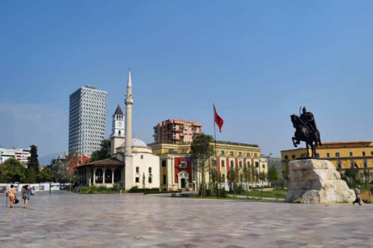 tirana albania praça