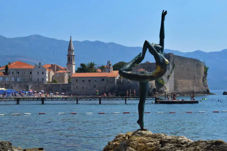 budva montenegro estatua ioga