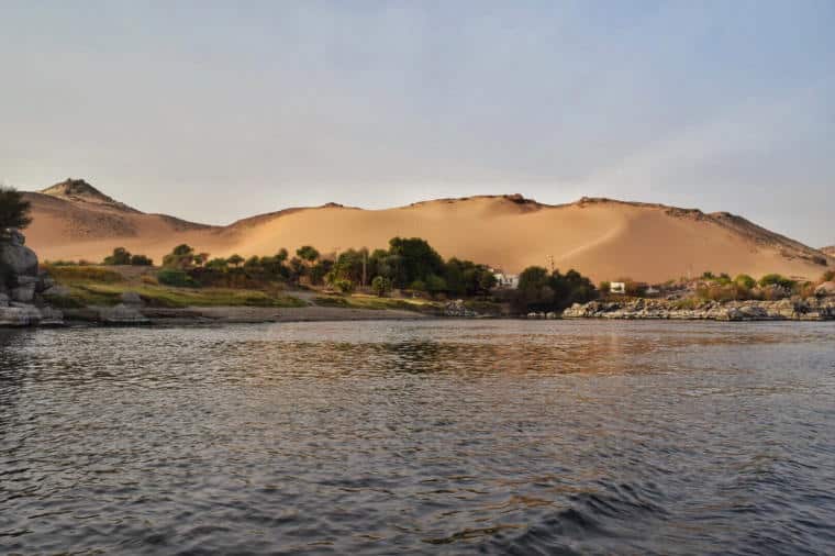 barco no rio nilo aswan