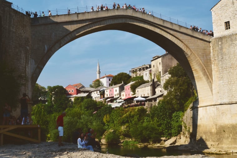 mostar bosnia herzegovina embaixo da ponte