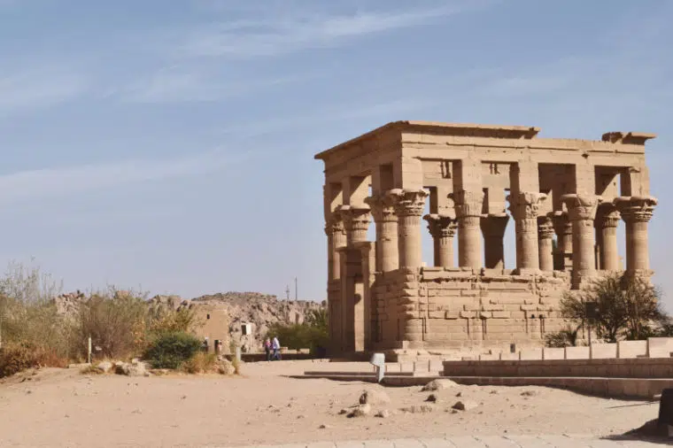 Egiptologia Brasil - Uma vez deuses, sempre deuses! 😸 A foto é no Templo  de Isis - Philae. Construído durante o reinado de Ptolomeu II, o Templo de  Ísis em Philae é