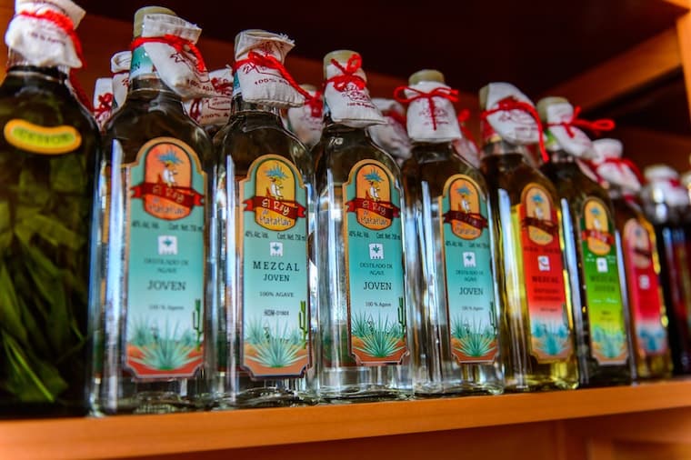 Venda de mezcal artesanal no México