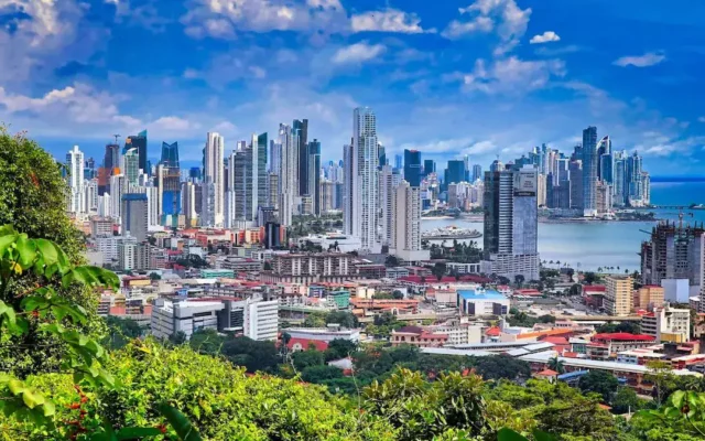 Onde ficar na Cidade do Panamá: vista de longe dos arranha-céus da cidade