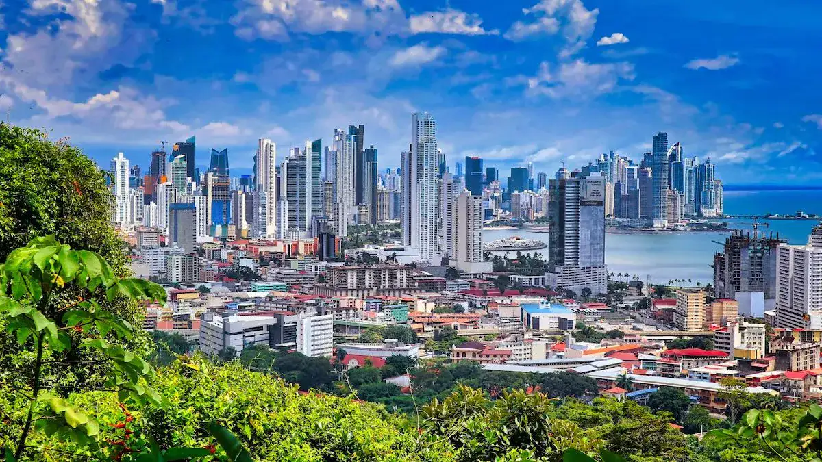 Onde ficar na Cidade do Panamá: vista de longe dos arranha-céus da cidade