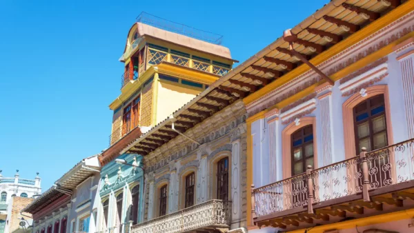 Onde ficar em Cuenca, no Equador: prédios coloridos do centro histórico