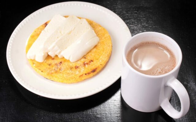 Chocolate com queijo e pão em Bogotá