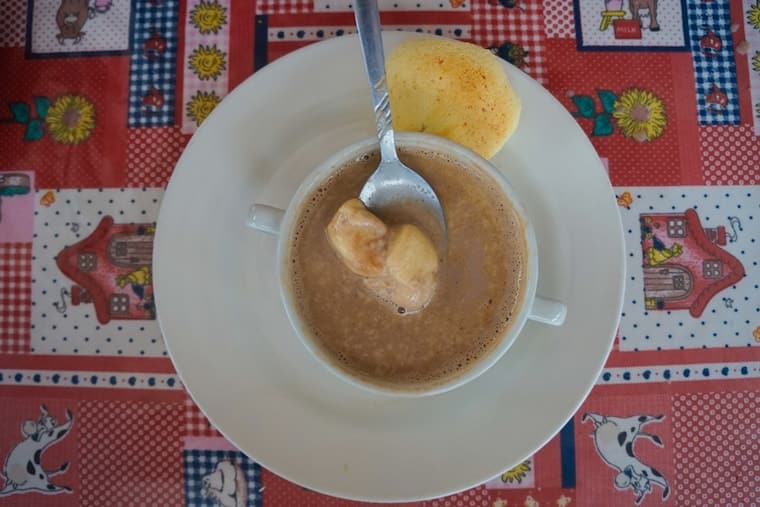 Chocolate com queijo e pão em Bogotá