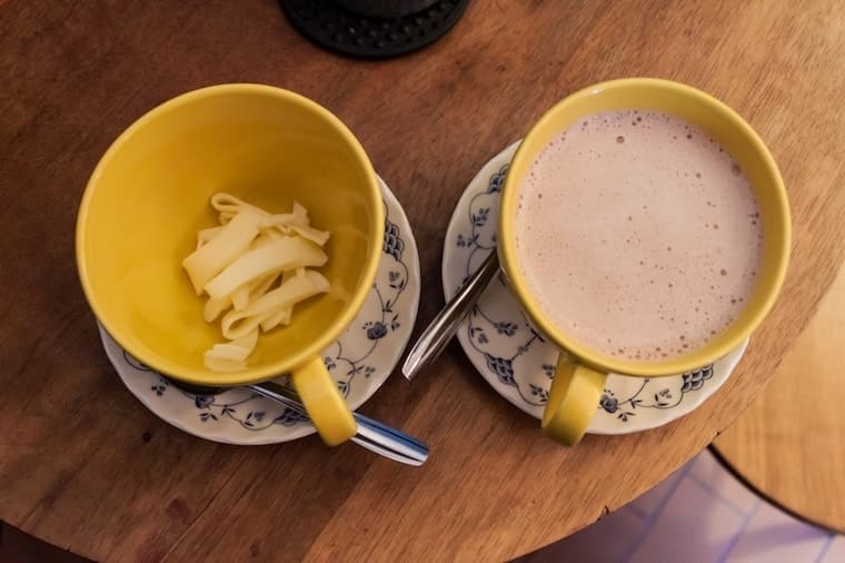 Chocolate com queijo e pão em Bogotá