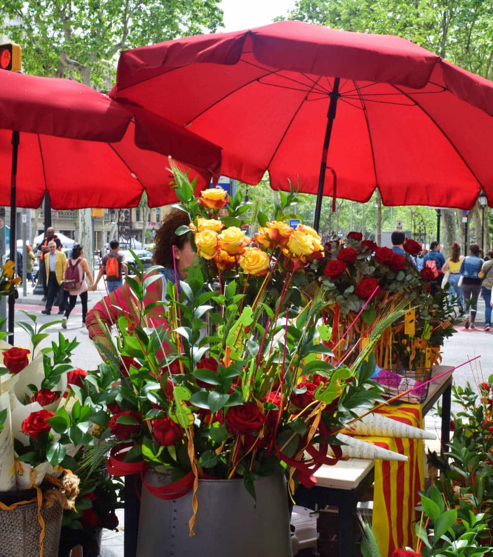 saint jordi barcelona festa rosas vermelhas e amarelas