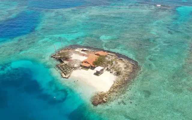 Vista aérea de uma das Islas del Rosario, em Cartagena, com um mar azul turquesa ao redor