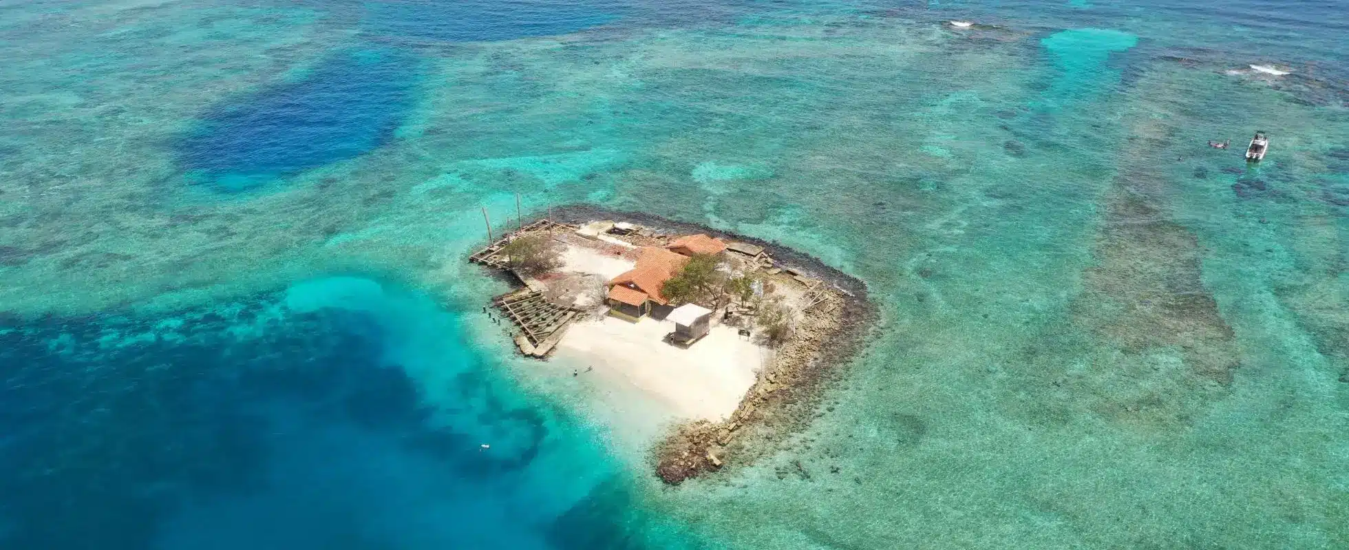 Vista aérea de uma das Islas del Rosario, em Cartagena, com um mar azul turquesa ao redor