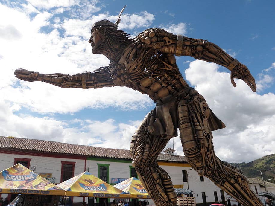 Estátua em homenagem ao Tejo, esporte nacional da Colômbia