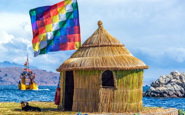 Bandeira Whipala em uma casa tradicional indígena em Copacabana, na Bolívia.