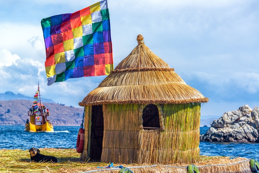 Bandeira Whipala em uma casa tradicional indígena em Copacabana, na Bolívia.