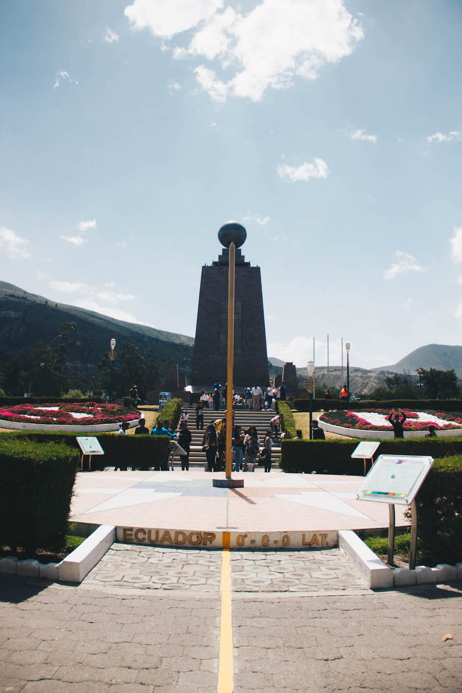 Local onde passa a linha do equador no Parque da Metade do Mundo, em Quito