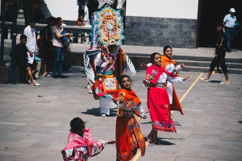 Danças típicas no Parque da Metade do Mundo, em Quito