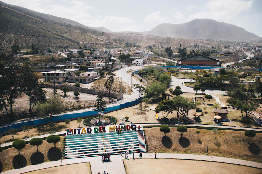 Local onde passa a linha do equador no Parque da Metade do Mundo, em Quito