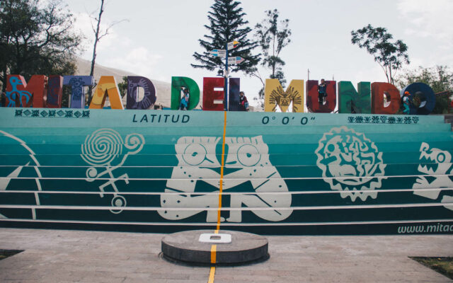 Local onde passa a linha do equador no Parque da Metade do Mundo, em Quito