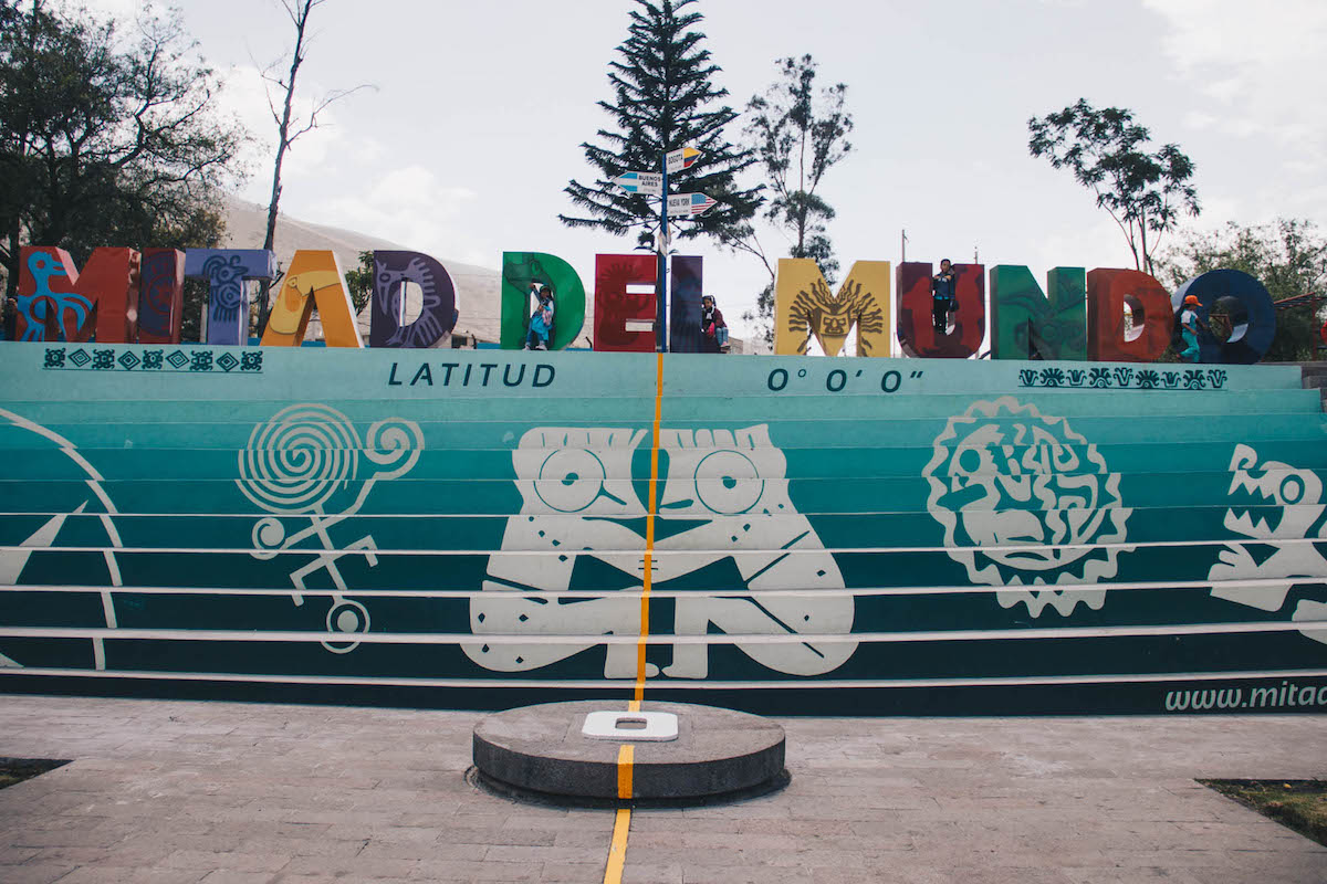 Local onde passa a linha do equador no Parque da Metade do Mundo, em Quito
