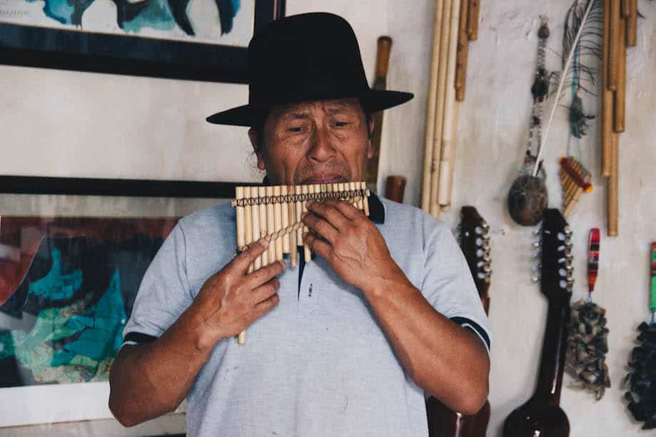 Musico do Ñanda Mañachi em Otavalo, Equador 