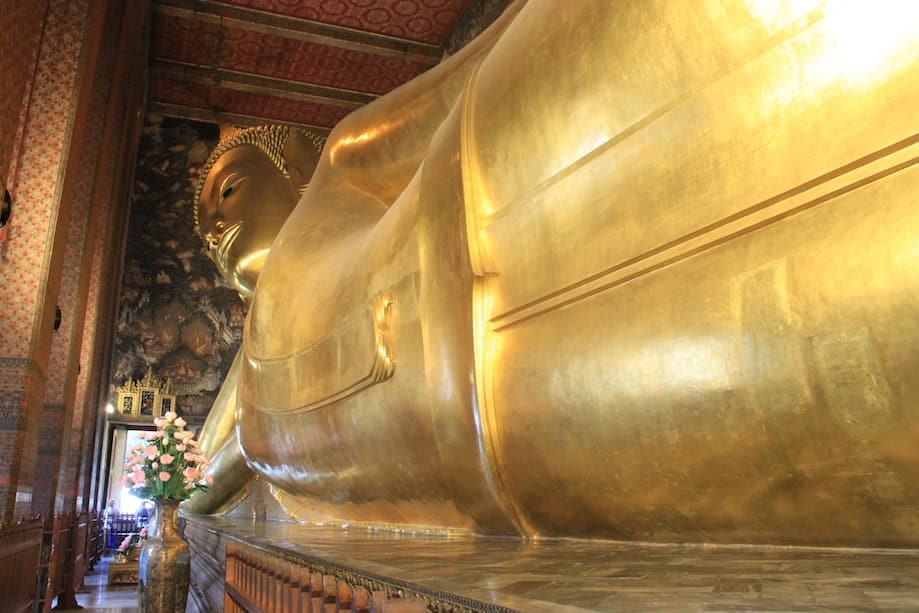 Buda reclinado no wat pho - templo em Bangkok