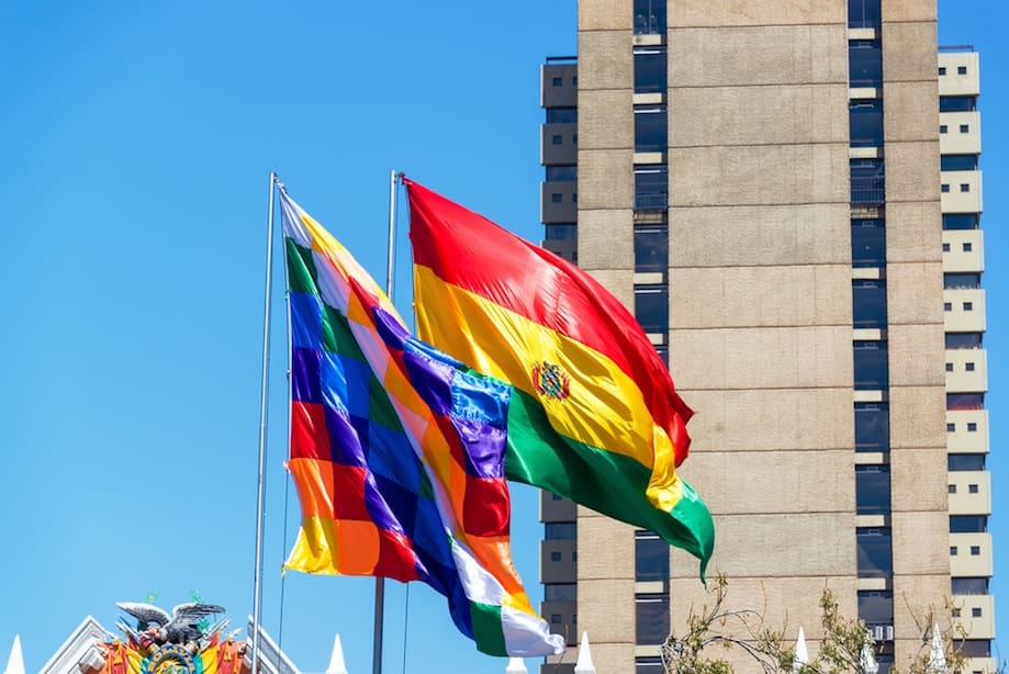 Whipala hasteada ao lado da bandeira boliviana