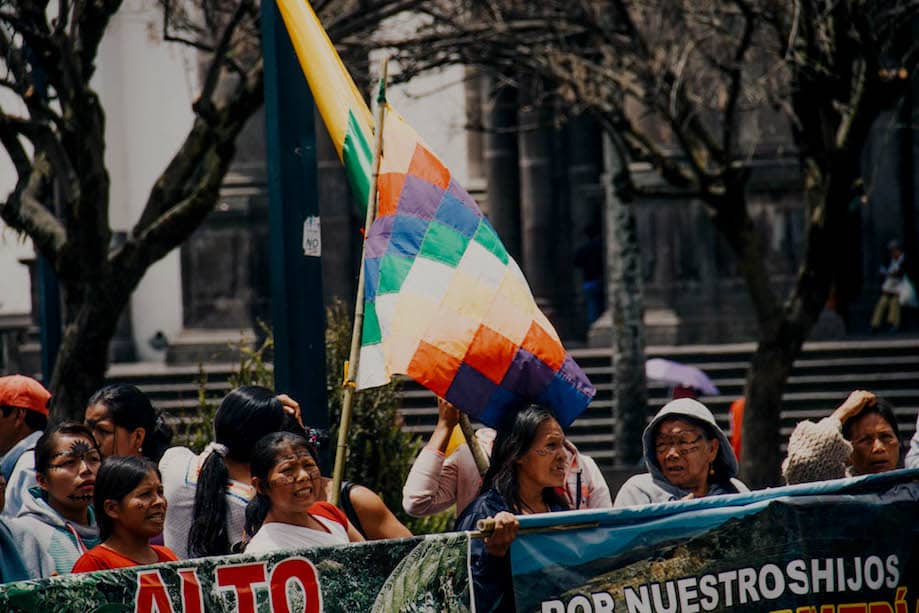 Whipala sendo erguida em protesto no Equador