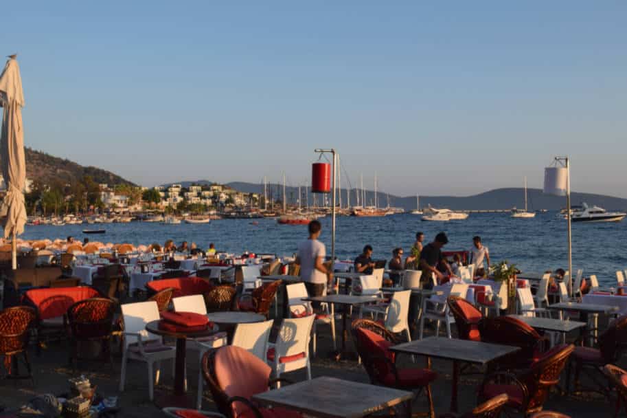 praia bodrum ao entardecer