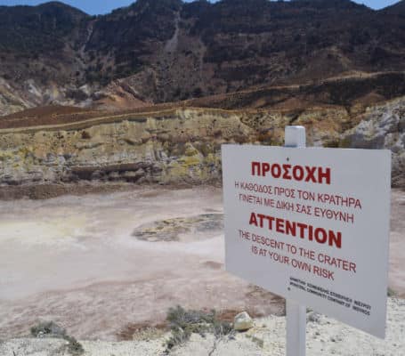 Ilha de Nisyros Grecia aviso perigo descida cratera