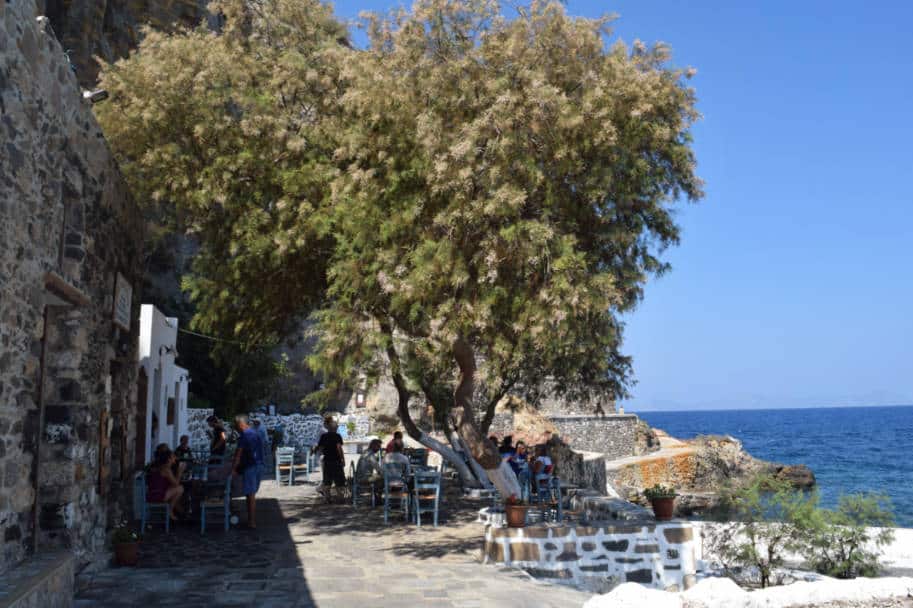 Ilha de Nisyros Grecia cafe na beira do mar