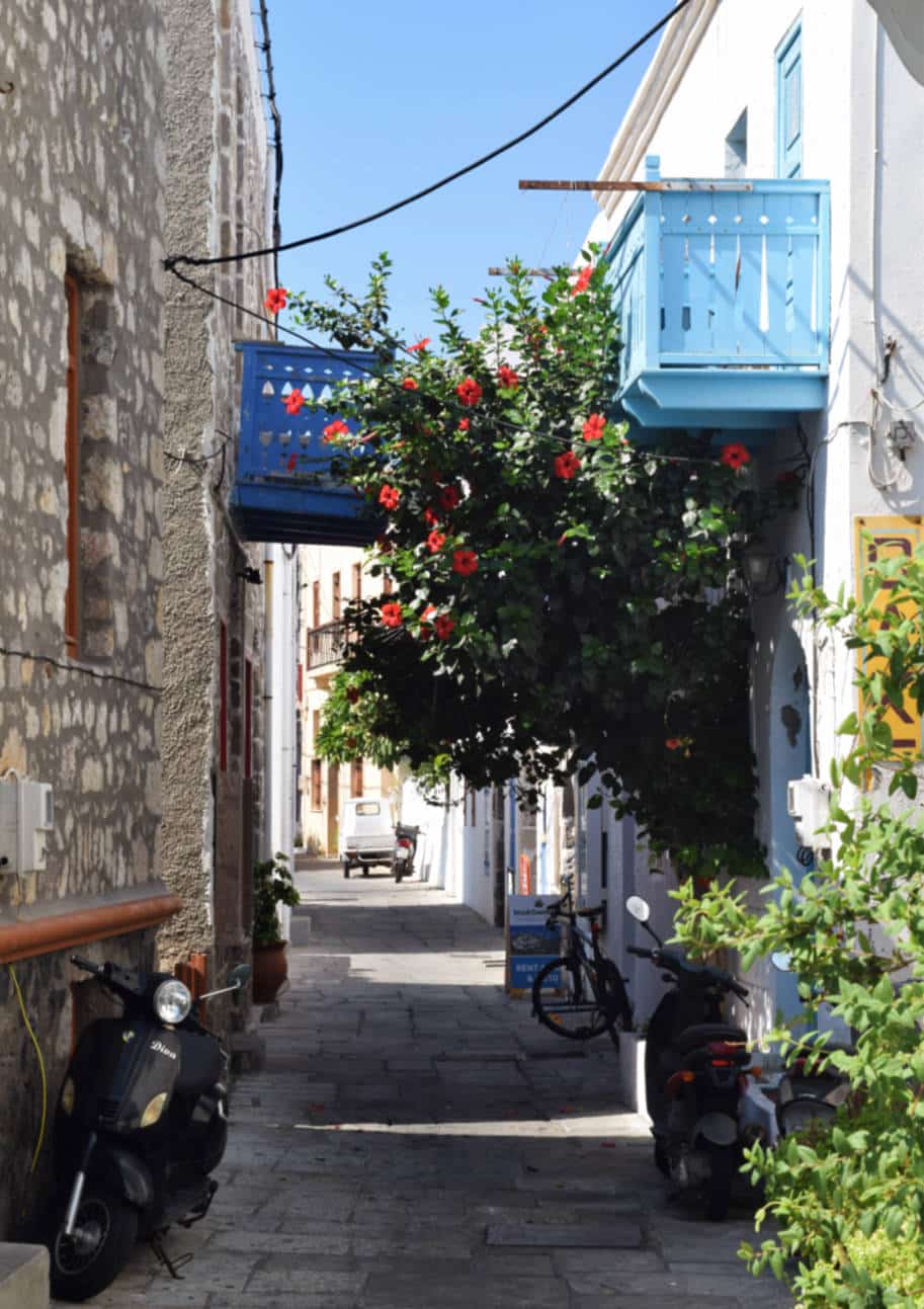 Ilha de Nisyros Grecia rua e motos