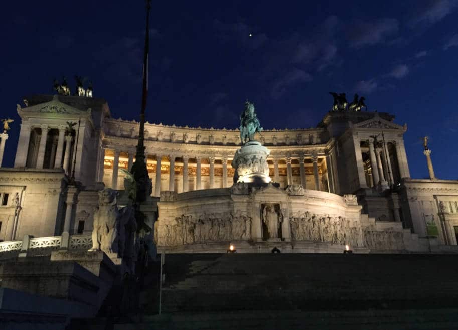 Monumento a Vittorio Emanuelle em Roma foto noturna