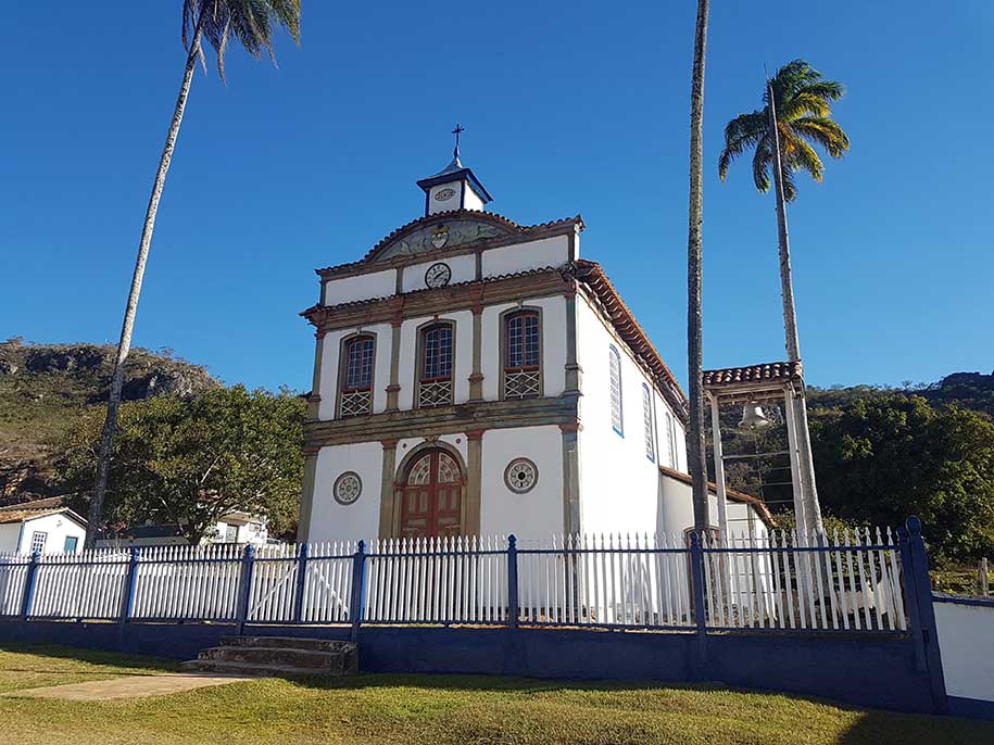 igreja de Biribiri, do século 19. Tem palmeiras imperiais ao seu redor. 