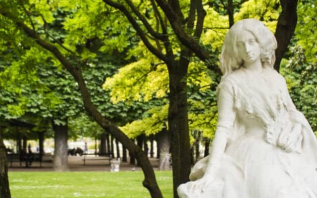 estatua George Sand nos Jardins de Luxemburgo em Paris