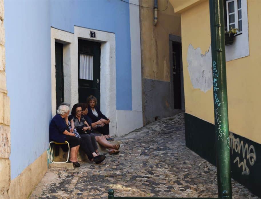 Bairro alfama em Lisboa. Senhoras sentadas na porta de casa