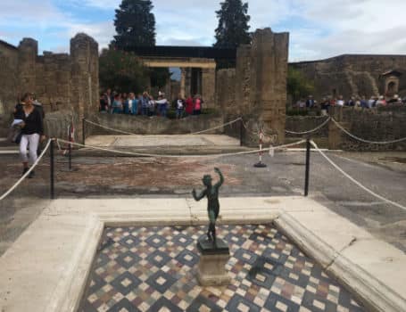 casa do fauno fonte ruinas de pompeia italia