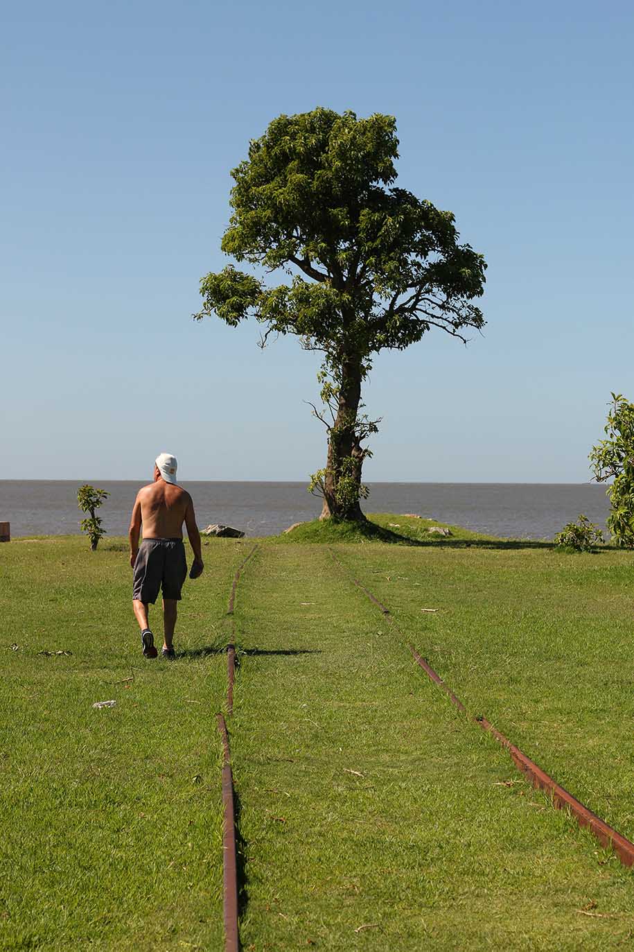 homem caminha no litoral de Montevidéu