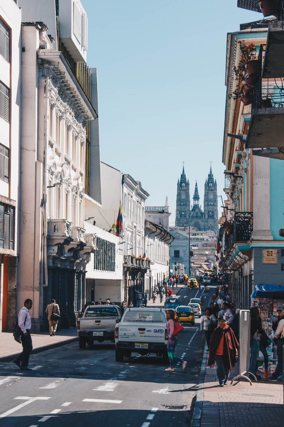 Viagem para o Equador: fotografia de uma movimentada rua em Quito, com a Catedral ao fundo