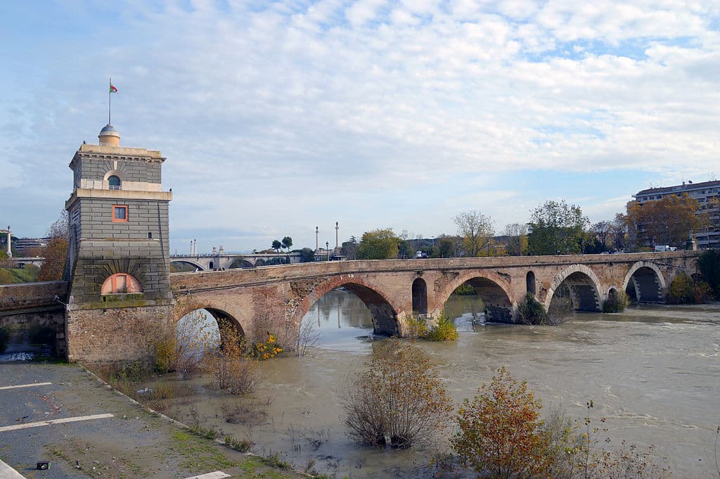 Ponte Mílvia, em Roma, com seus arcos de pedra