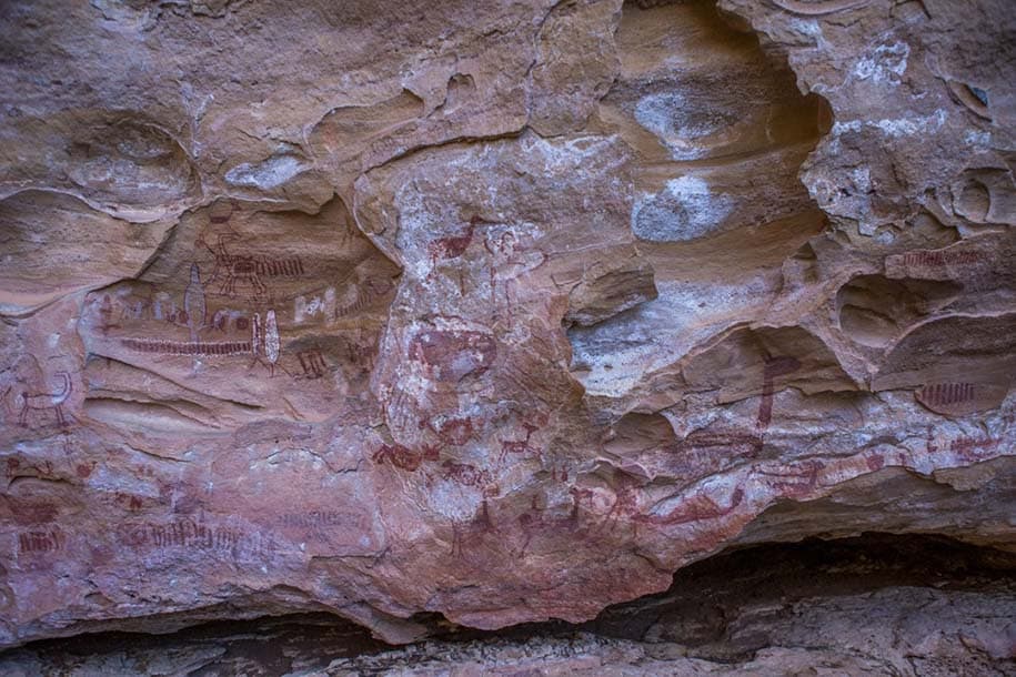 Dezenas de pinturas rupestres num paredão da Serra da Capivara