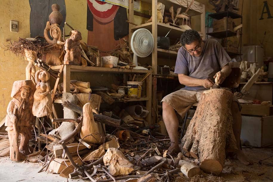 artesão trabalhando em escultura, em petrolina